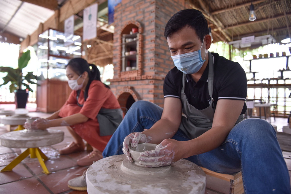 Duong Quang Huy, from Tan Phu District, makes a clay bowl as a gift for his girlfriend at Nhan Tri Dung pottery workshop in District 7, Ho Chi Minh City. Photo: Ngoc Phuong – Hoang An / Tuoi Tre.