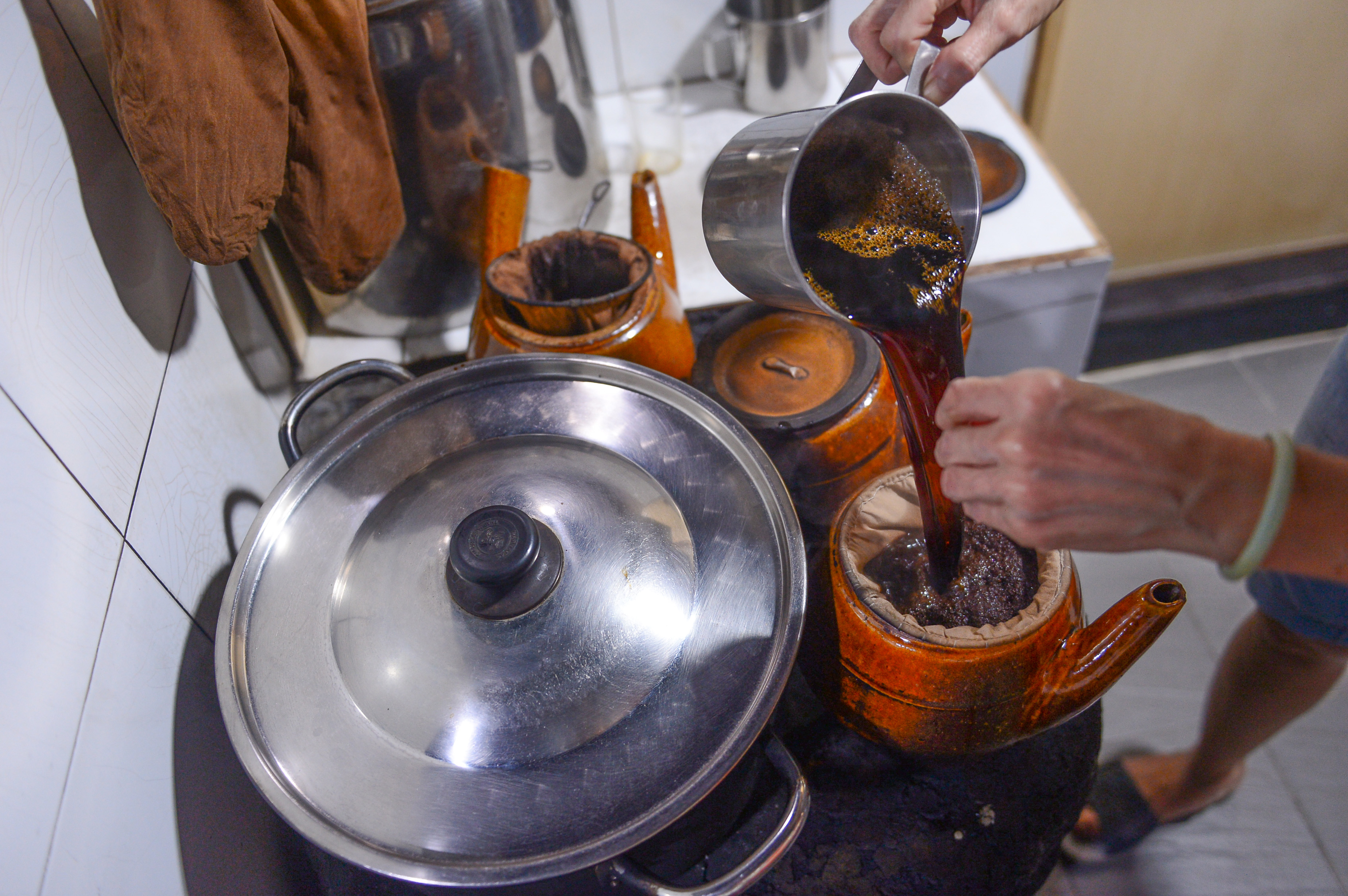 Coffee is brewed using cloth filters and clay pots at Cheo Leo Cafe in District 3 in Ho Chi Minh City. Photo: Quang Dinh / Tuoi Tre