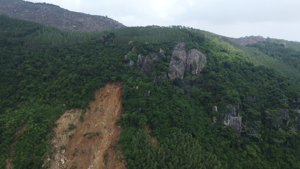 A slope of Cam Mountain poses a high risk of another landslide in Cat Thanh Commune, Binh Dinh Province, Vietnam, November 19, 2021. Photo: Lam Thien / Tuoi Tre