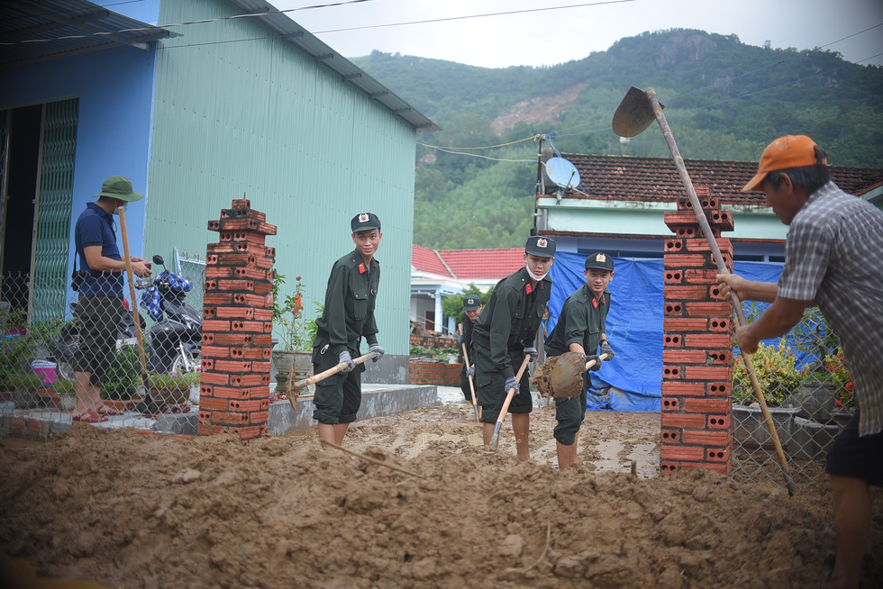 Soldiers scoop mud up after two landslides in Chanh Thien Village, Binh Dinh Province, Vietnam, November 19, 2021. Photo: Lam Thien / Tuoi Tre