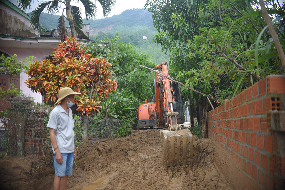 An excavator removes mud after two landslides in Chanh Thien Village, Binh Dinh Province, Vietnam, November 19, 2021. Photo: Lam Thien / Tuoi Tre