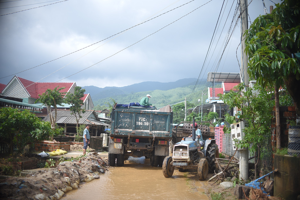 Vehicles travel after two landslides in Chanh Thien Village, Binh Dinh Province, Vietnam, November 19, 2021. Photo: Lam Thien / Tuoi Tre