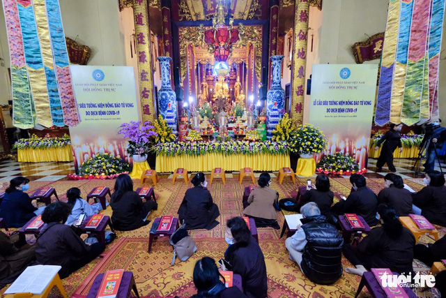 In this photo, a requiem for people who died from COVID-19 was taking place at Quan Su Pagoda in Hanoi on November 19, 2021. Photo: Nam Tran / Tuoi Tre
