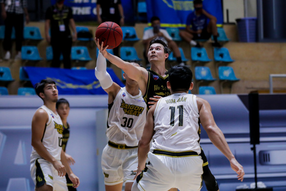 Ho Chi Minh City Wings’ Vincent Nguyen and Saigon Heat’s players in action during Game 25 of the VBA Premier Bubble Games - Brought to you by Novaworld Phan Thiet. Photo: VBA