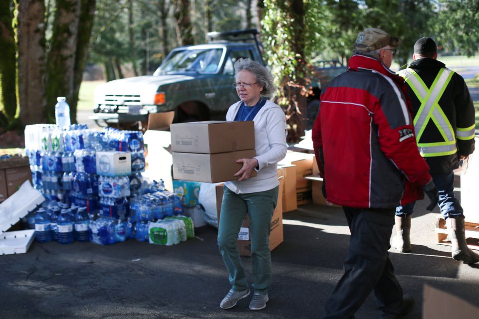 Camp Hope's head housekeeper, Evie Conner, helps load leftover supplies bound for a local food bank after rainstorms caused flooding and landslides near Hope, British Columbia, Canada November 19, 2021. Photo: Reuters