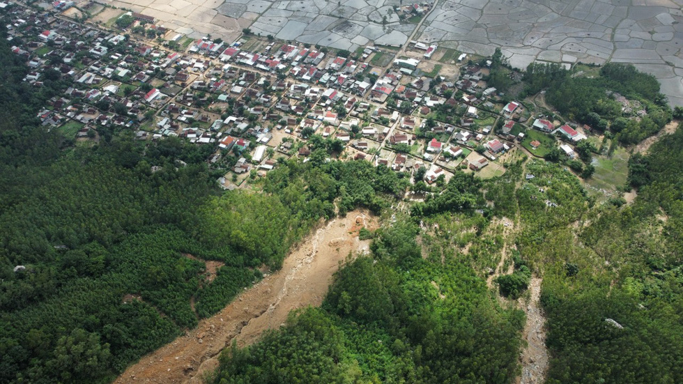 An aerial view of a landslide in Chanh Thien Village, Binh Dinh Province, Vietnam, November 19, 2021. Photo: Lam Thien / Tuoi Tre