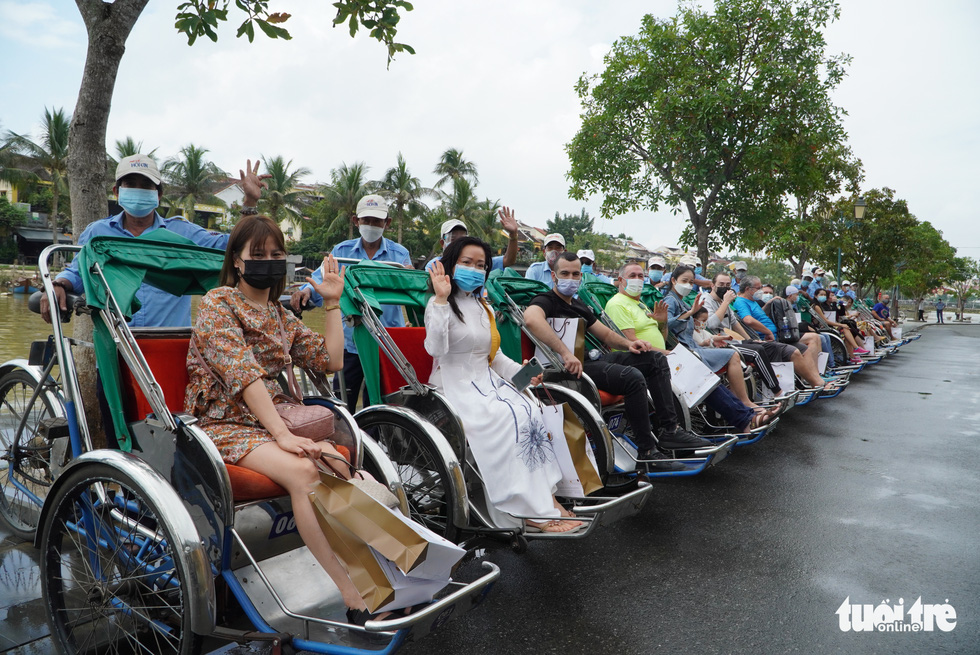 Cyclo (cycle rickshaw) drivers transport tourists around Hoi An City in Vietnam’s central Quang Nam Province, November 20, 2021. Photo: Le Trung / Tuoi Tre