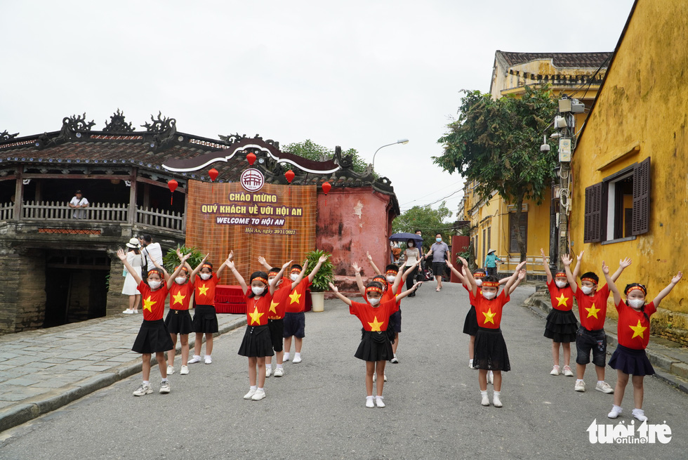 A children’s troupe performs in an event to welcome foreign tourists to Hoi An City, Quang Nam Province, Vietnam, November 20, 2021. Photo: Le Trung / Tuoi Tre