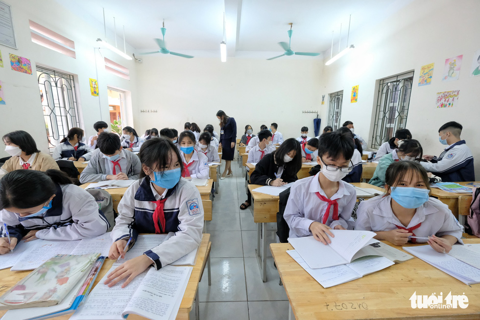 Hanoi allows ninth graders in suburban districts to return to school next week