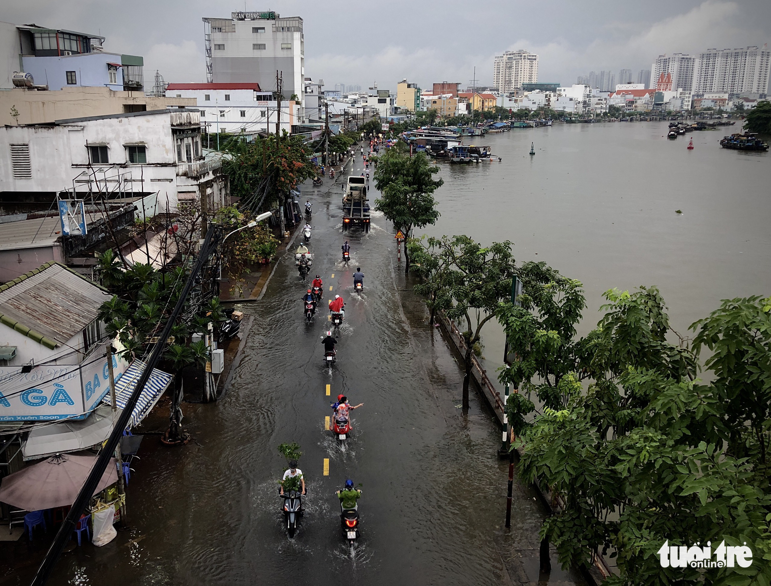 Tran Xuan Soan Street in District 7, Ho Chi Minh City is inundated on November 20, 2021. Photo: Chau Tuan / Tuoi Tre