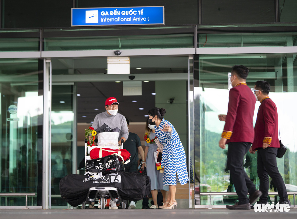 South Korean tourists are arrive at Phu Quoc International Airport on Phu Quoc Island, Kien Giang Province, Vietnam, on November 20, 2021. Photo: Huu Hanh / Tuoi Tre