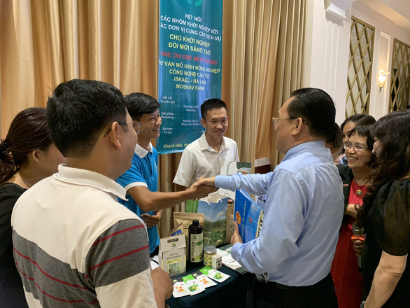 Moshav Farm team introduces their products in a networking event. Photo: Quoc An / Tuoi Tre
