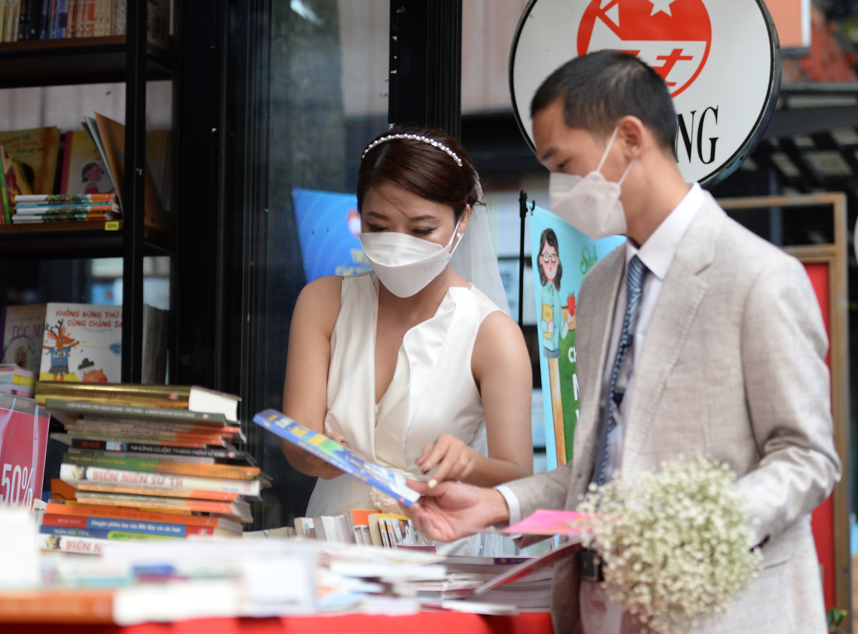 Tu Anh and Mai Mai buy new books during their wedding party at the Ho Chi Minh City Book Street, November 21, 2021. Photo: Tu Trung / Tuoi Tre