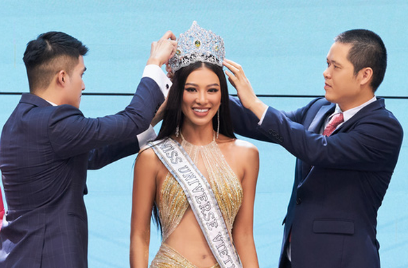Nguyen Huynh Kim Duyen receives a tiara as a good-luck gift from representatives of jewelry house IJC before she heads to Israel to represent Vietnam in Miss Universe 2021. Photo: Supplied