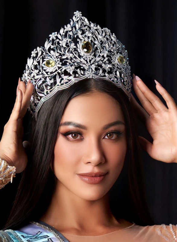 Nguyen Huynh Kim Duyen wears the tiara she received from jewelry house IJC. Photo: Supplied