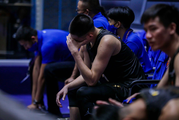 Hanoi Buffaloes’ players show their disappointment on the bench. Photo: VBA