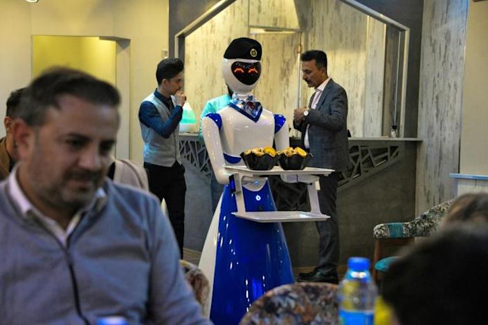 A robot waiter carries an order to patrons at the 'White Fox' restaurant in the eastern part (left bank of the Tigris river) of Iraq's northern city of Mosul on November 17, 2021. Photo: AFP