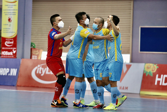 Sanvinest Khanh Hoa players wear face masks during their game against Sahako in Round 13 of the Futsal HDBank National Championship 2021 at Thai Son Nam Arena in District 8, Ho Chi Minh City, November 22, 2021. Photo: Anh Vu / Tuoi Tre