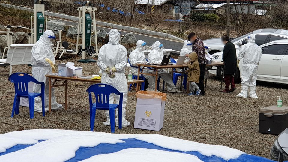 Residents in a religious community where many people had tested positive for the coronavirus disease (COVID-19) arrive to undergo the coronavirus test in Cheonan, South Korea, November 23, 2021. Picture taken November 23, 2021. Photo: Yonhap via Reuters