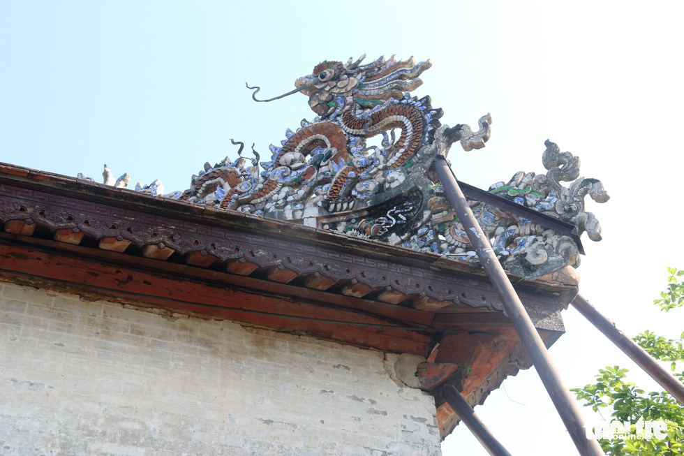 A dragon ornamentation on top of Thai Hoa Palace is shown in a state of deterioration. Photo: Nhat Linh / Tuoi Tre