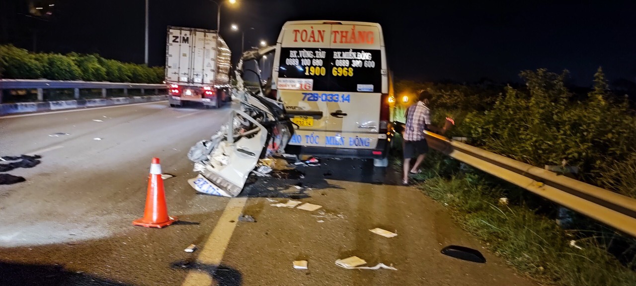 The 16-seater coach was heavily damaged following the accident on the Ho Chi Minh City - Long Thanh - Dau Giay Expressway, November 23, 2021. Photo: VEC E