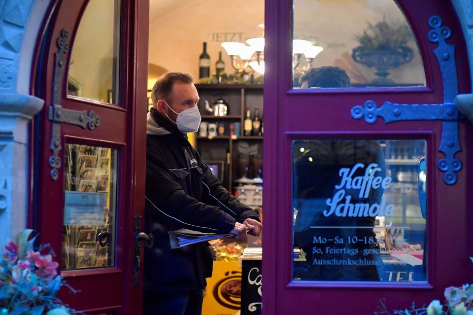 A member of the public order office checks the coronavirus disease (COVID 19) '2G' protocol at a coffee shop in Pirna, Germany, November 24, 2021. Photo: Reuters