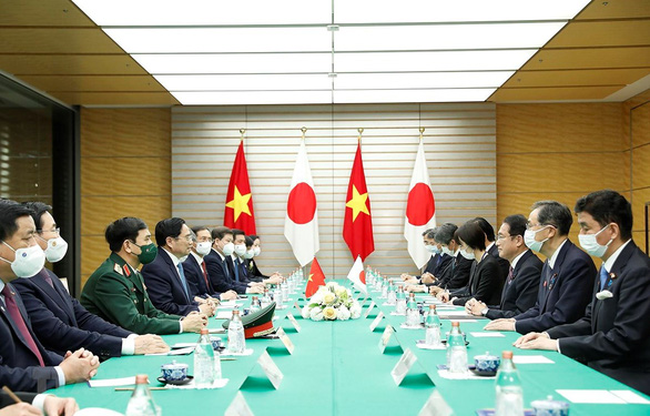 This image shows the meeting between the Vietnamese delegation led by Prime Minister Pham Minh Chinh and their Japanese officials led by Japan’s PM Fumio Kishida. Photo: Vietnam News Agency