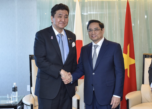 Vietnam's Prime Minister Pham Minh Chinh (R) shakes hands with Japan's Minister of Defense Nobuo Kishi in Tokyo during his official visit from November 22 to 25, 2021.Photo: Vietnam Government Portal