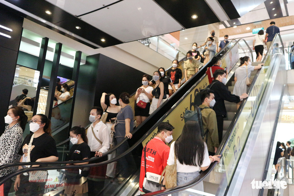 Shoppers throng Vincom Center in District 1, Ho Chi Minh City on November 26, 2021. Photo: Ngoc Phuong / Tuoi Tre