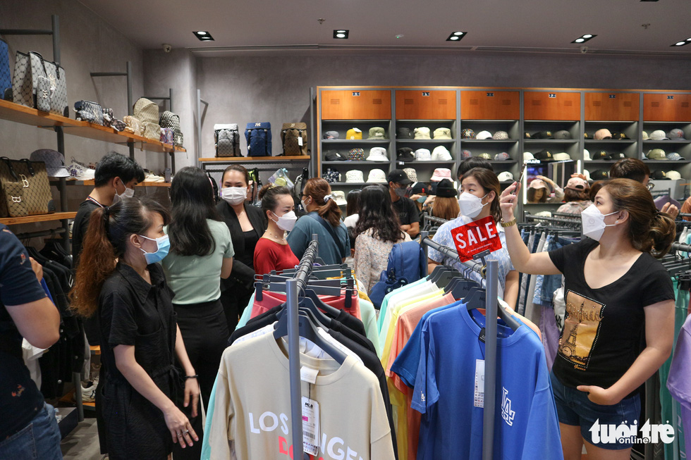 Shoppers crowd a store at Vincom Center in District 1, Ho Chi Minh City on November 26, 2021. Photo: Ngoc Phuong / Tuoi Tre