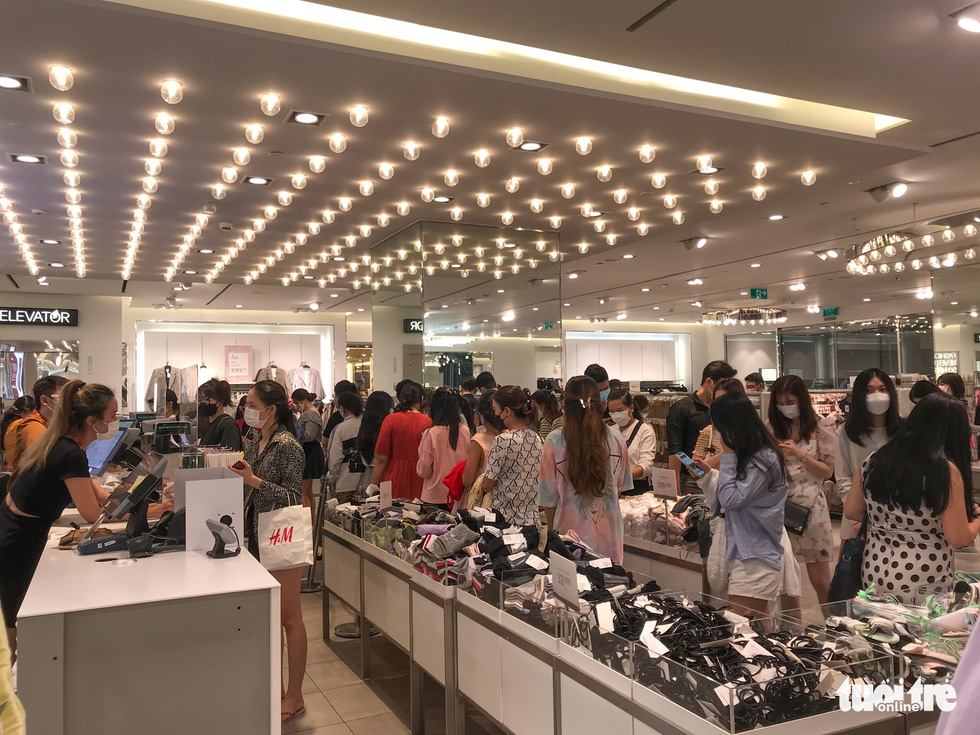 Shoppers crowd a store at Vincom Center in District 1, Ho Chi Minh City on November 26, 2021. Photo: Ngoc Phuong / Tuoi Tre