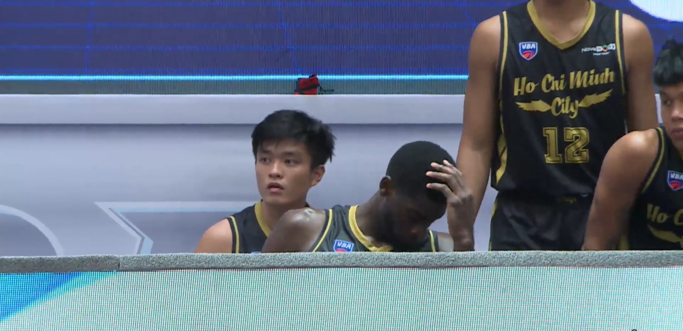 Makinde London of Ho Chi Minh City Wings reacts as he sits on the bench in the final quarter of Game 33. Photo: VBA