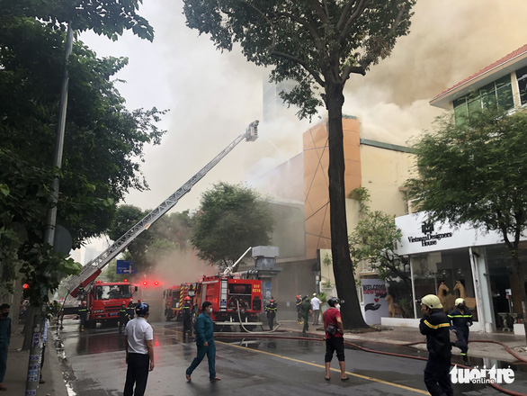 Rescuers and fire trucks work to extinguish a fire at a bar on Hai Ba Trung Street in District 3, Ho Chi Minh City, November 26, 2021. Photo: Nguyen Hoang / Tuoi Tre