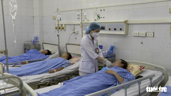 A nurse tends to people suffering anaphylaxis after receiving the second doses of Vero Cell COVID-19 vaccine at Thanh Hoa General Hospital in Thanh Hoa Province, Vietnam, November 2021. Photo: Ha Dong / Tuoi Tre