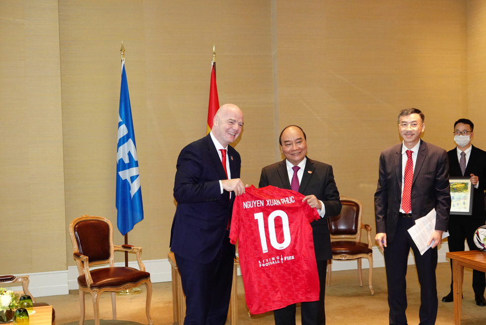 FIFA President Gianni Infatino presents Vietnamese State President Nguyen Xuan Phuc (center) with a No. 10 jersey bearing the latter’s name at a meeting in Geneva, November 28, 2021. Photo: Vien Su / Tuoi Tre