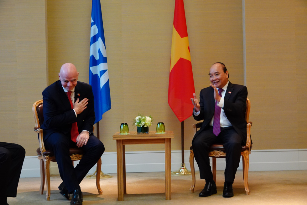 Vietnamese State President Nguyen Xuan Phuc (right) meets with FIFA President Gianni Infantino in Geneva on November 28, 2021. Photo: Vien Su / Tuoi Tre
