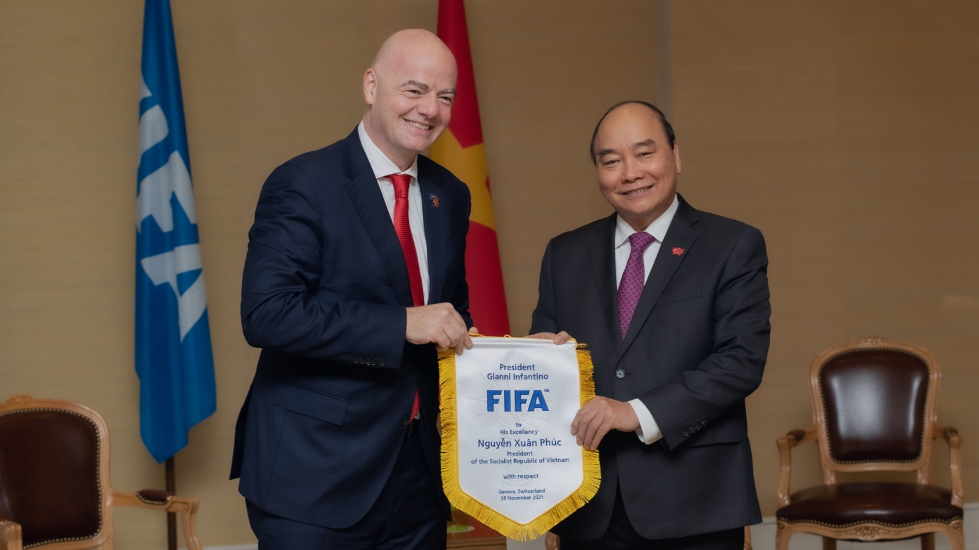 Vietnamese State President Nguyen Xuan Phuc (right) meets with FIFA President Gianni Infantino in Geneva on November 28, 2021. Photo: FIFA