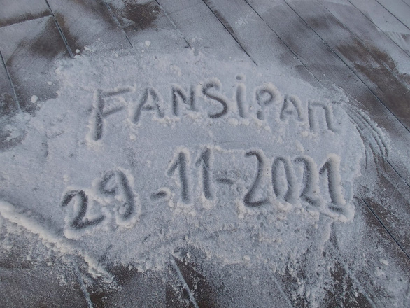 Handwriting is left on a snow-covered surface on Mount Fansipan in Lao Cai Province, Vietnam. Photo: C.Thao / Tuoi Tre