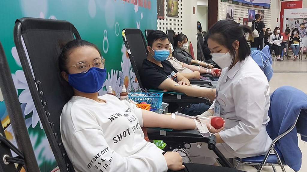 People donate their blood in Hanoi, November 27, 2021. Photo: T.H. / Tuoi Tre