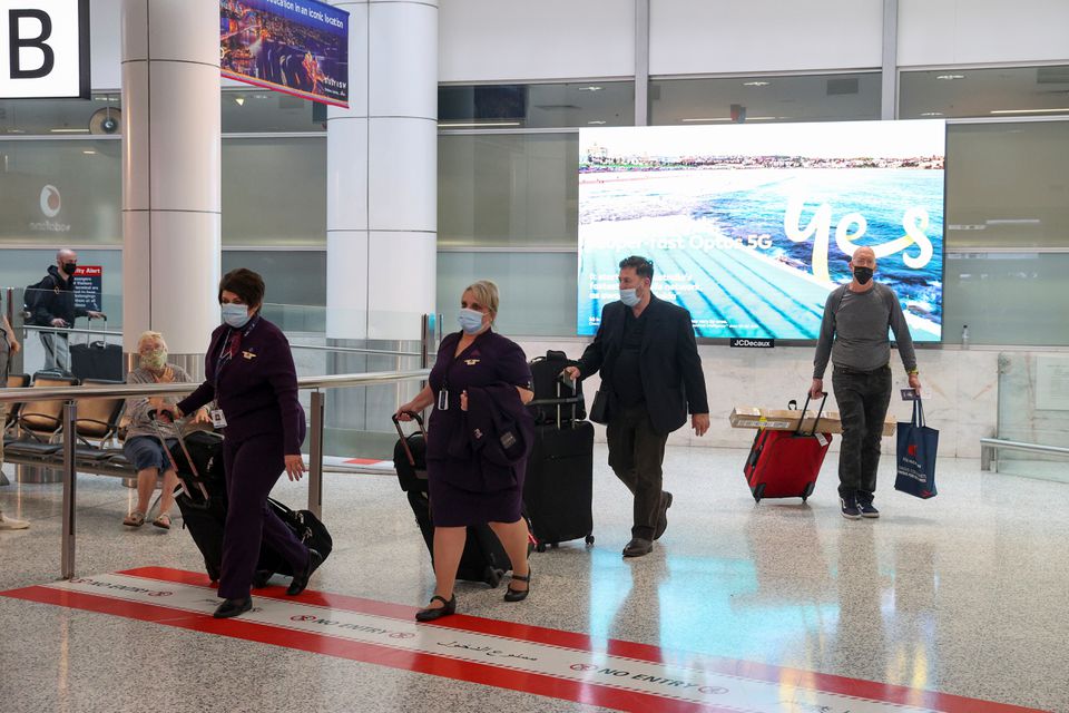 Travelers and flight crew members arrive at the international terminal at Sydney Airport, as countries react to the new coronavirus Omicron variant amid the coronavirus disease (COVID-19) pandemic, in Sydney, Australia, November 30, 2021. Photo: Reuters