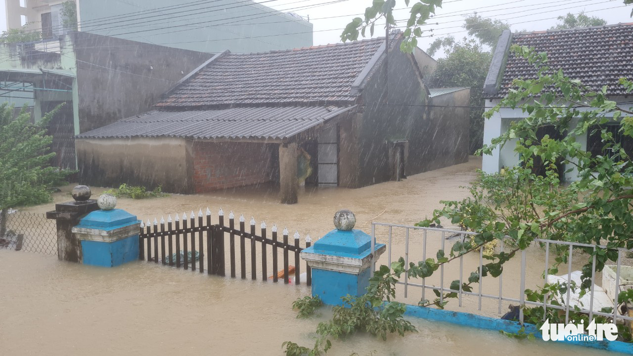 Houses are submerged in Binh Dinh Province, November 30, 2021. Photo: Lam Thien / Tuoi Tre