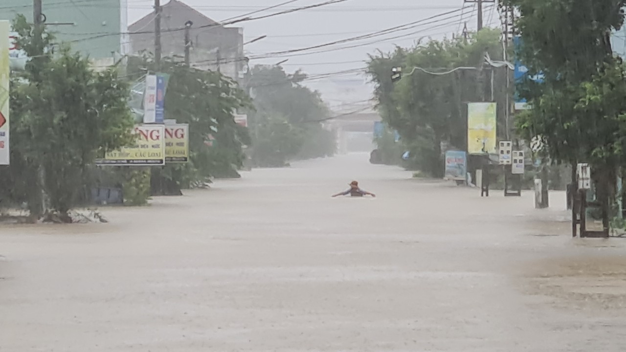 A neighborhood is seriously inundated in Binh Dinh Province. Photo: Lam Thien / Tuoi Tre