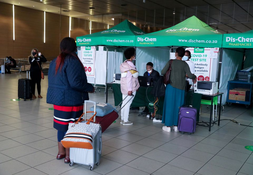 Passengers queue to get a PCR test against the coronavirus disease (COVID-19) before traveling on international flights, at O.R. Tambo International Airport in Johannesburg, South Africa, November 26, 2021. Photo: Reuters