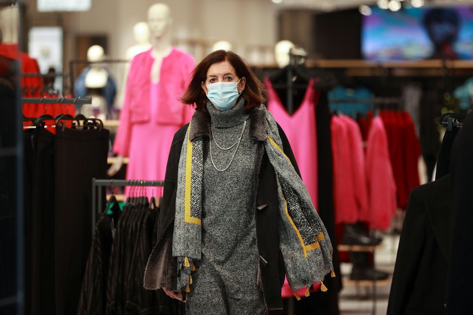 A person wearing a face mask shops, as the spread of the coronavirus disease (COVID-19) continues in London, Britain, November 30, 2021. Photo: Reuters