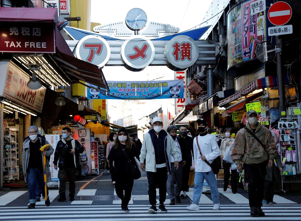 Pedestrians wearing protective masks, amid the coronavirus disease (COVID-19) outbreak, make their way at the Ameyoko shopping district in Tokyo, Japan, December 1, 2021. Photo: Reuters
