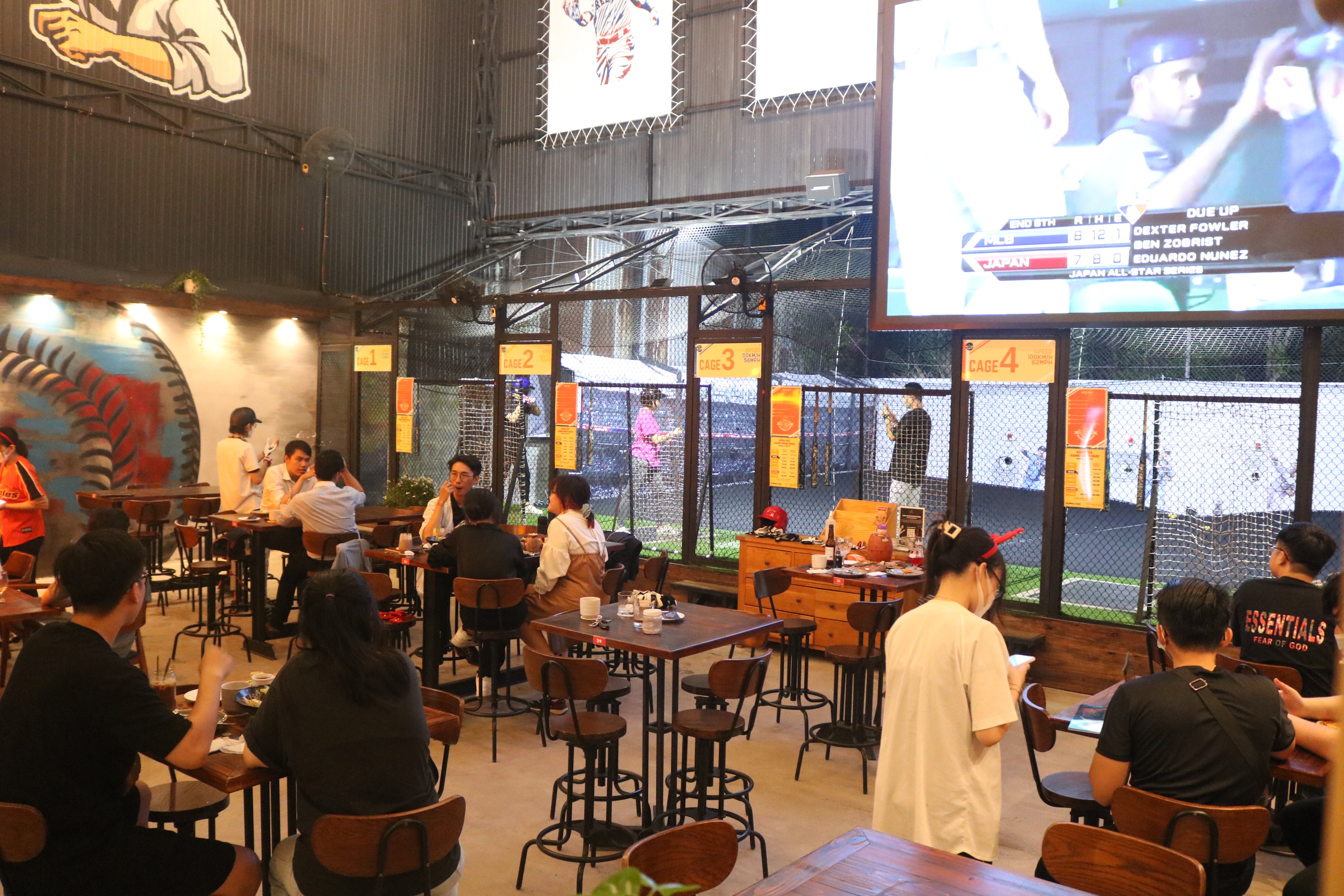 Dinners enjoy the food at Baseball Cage in Ho Chi Minh City’s District 7 on November 17, 2021. Photo: Hoang An / Tuoi Tre News