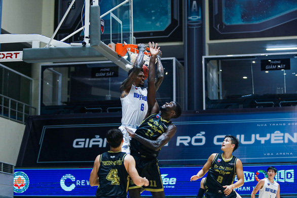 Ho Chi Minh City Wings' Makinde London scores despite a strong defensive effort by Hanoi Buffaloes' Mike Bell in Game 37 of the VBA Premier Bubble Games - Brought to you by NovaWorld Phan Thiet. Photo: VBA