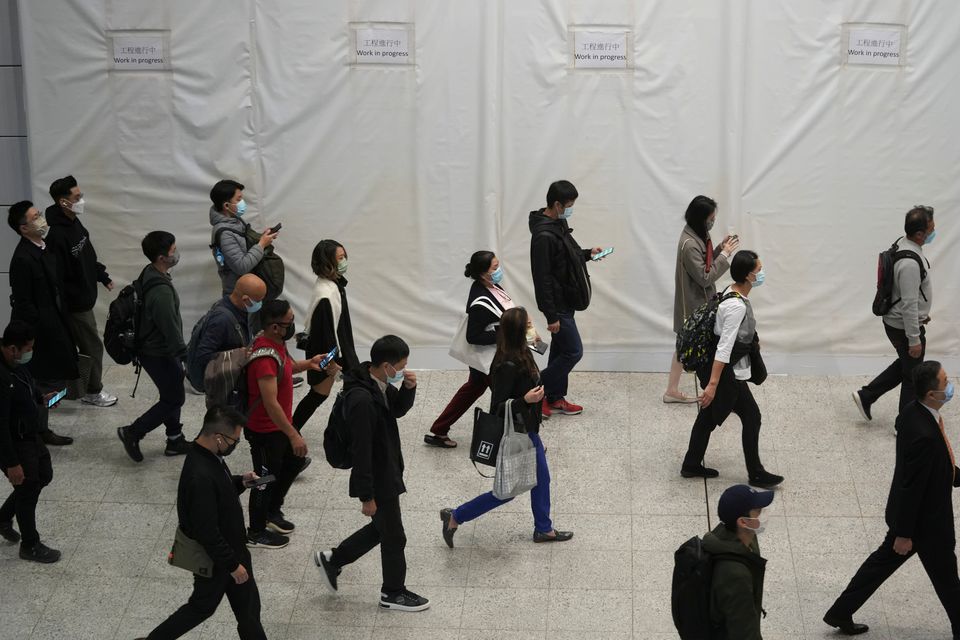 Passengers wearing masks to prevent the spread of the coronavirus disease (COVID-19), walk at a subway station in Hong Kong, China December 1, 2021. Photo: Reuters