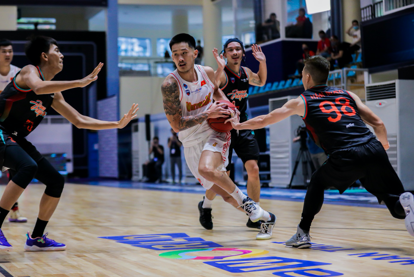 Khoa Tran (in white) of the Vietnamese national basketball team is pictured in a game against Danang Dragons. Photo: VBA