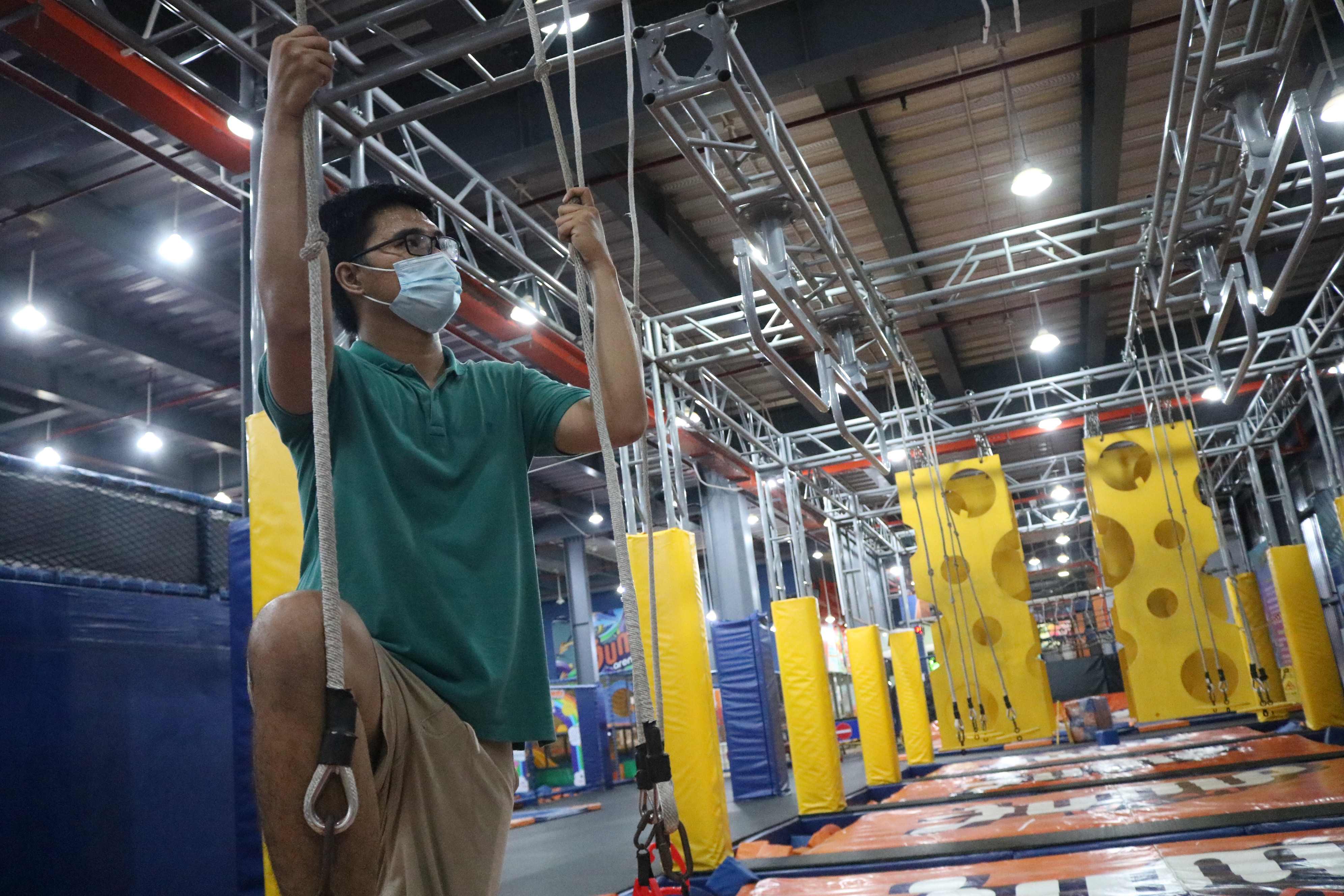 Phu Vinh, from Thu Duc City, attempts to conquer an obstacle on the ninja challenge course at Jump Arena in District 7, Ho Chi Minh City on November 20, 2021. Photo: Hoang An / Tuoi Tre News